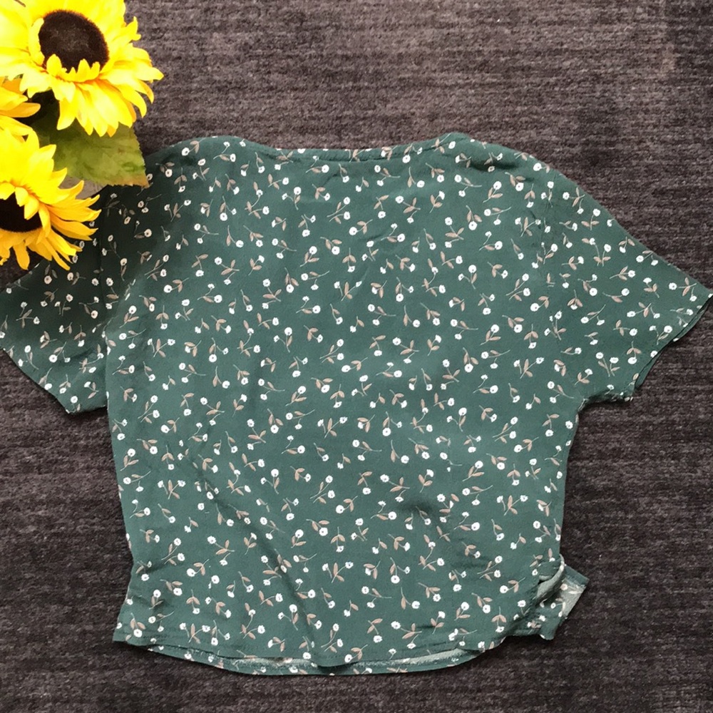 Brandy Melville Green Floral Wrap Crop - Picture 7 of 8